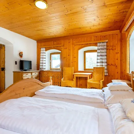Pleasant Group In A Central Location Between Kitzbuhel And Mittersill. Vakantiehuis *
